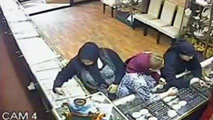 Most Blatant Theft Ever Puts Whole Jewellery Tray In Her Skirt