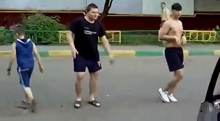 Особое внимание на оголенного парня