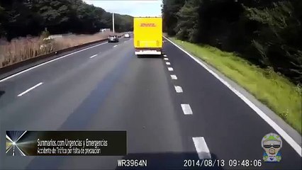 Accidente de tráfico coche-camión por falta de precaución