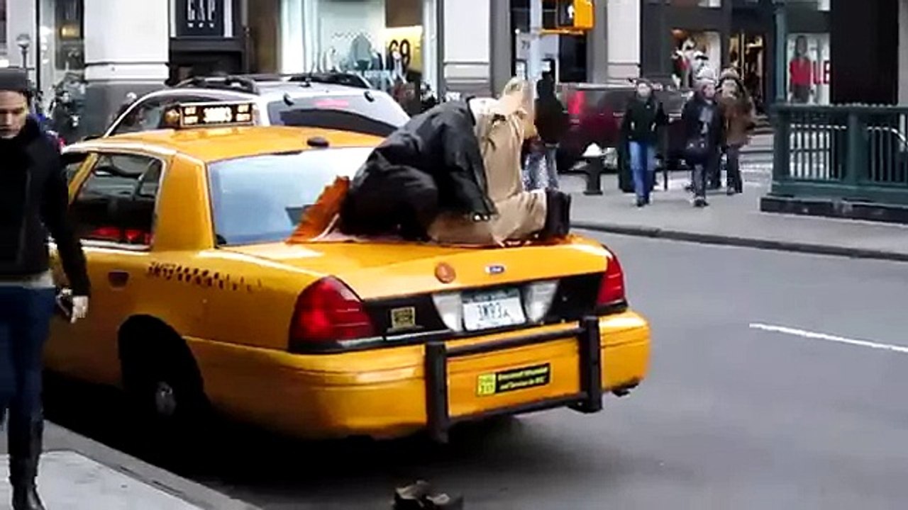 MASHA'ALLAH !! Muslim Guy Praying in Public - New York [HQ]