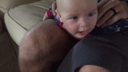 ele virou este bebe de barriga para baixo e começou a fazer algo...