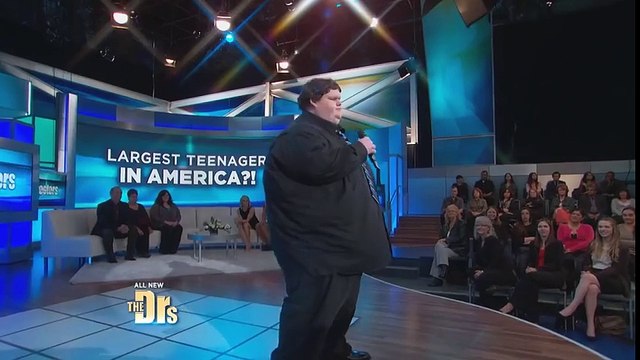 Este jovem de 390 Kg era um solitário, mas quando ele abre a boca..tudo muda!!!