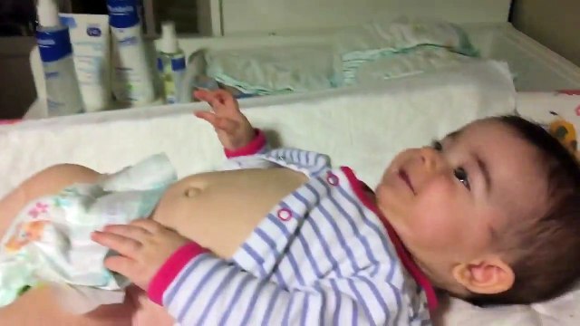 Bebé ri às gargalhadas quando o pai tenta trocar a fralda