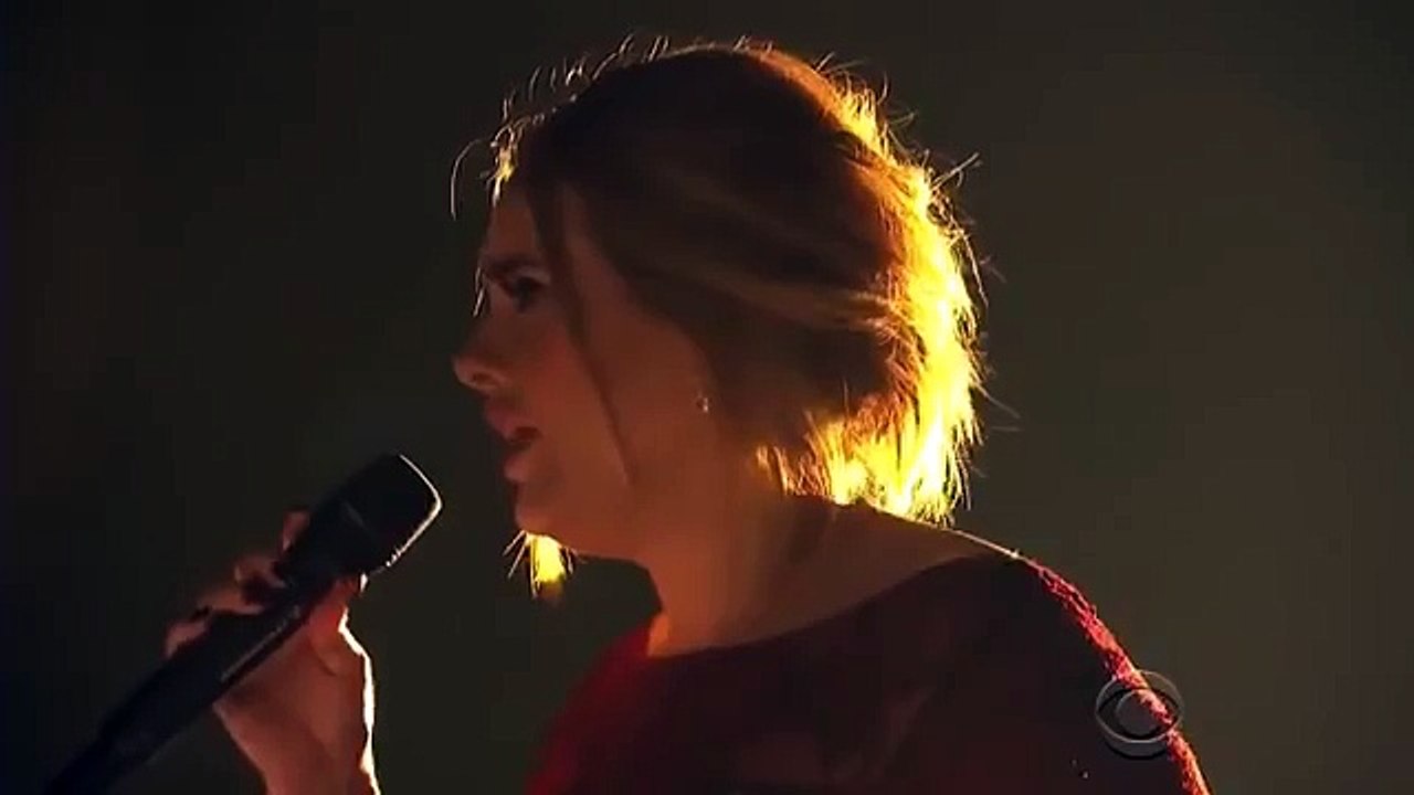 Adele desafina no grammy