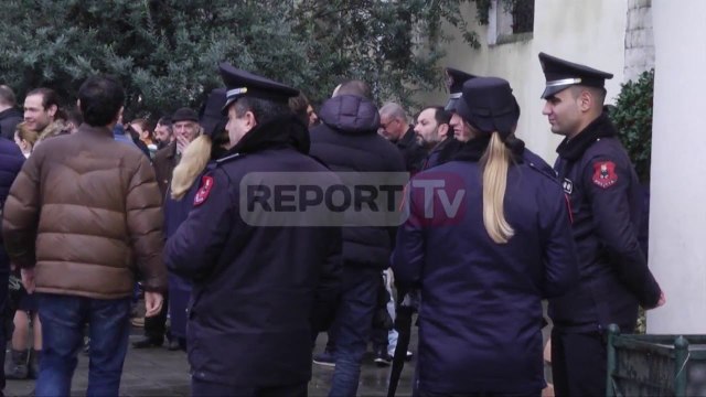 Report TV - Bizneset ankohen për taksat, në protestë shoferi i Florenc Hoxhës