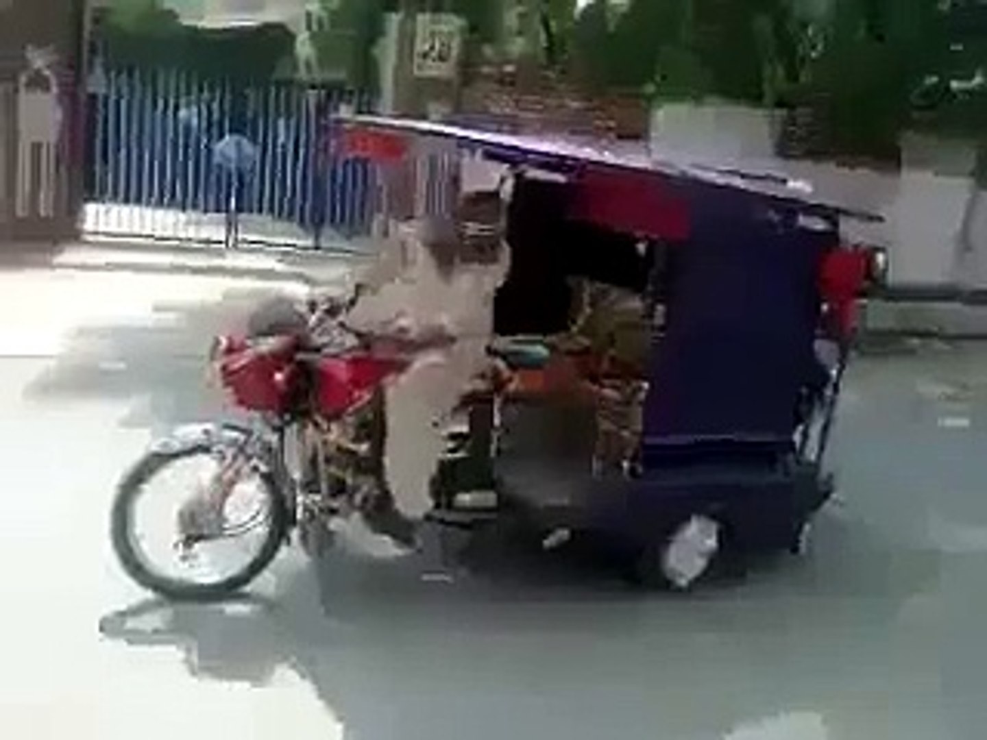 ⁣Jackass Pakistani version | Pakistani Vines OFFICIAL