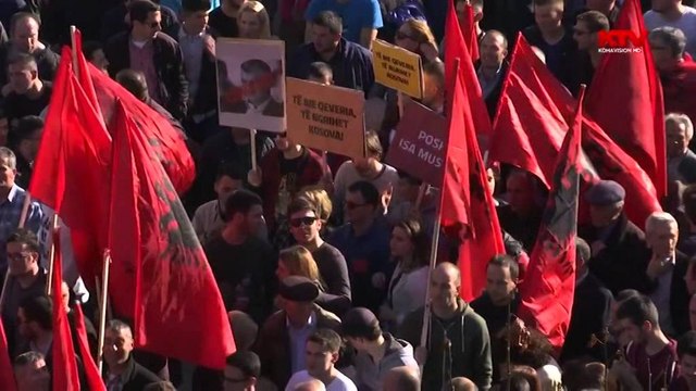 OPOZITA E BASHKUAR NE KOSOVE PROTESTON KUNDER MARREVESHJEVE ME SERBINE E MALIN E ZI LAJM mpg