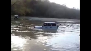 УАЗ Hunter форсирует реку
