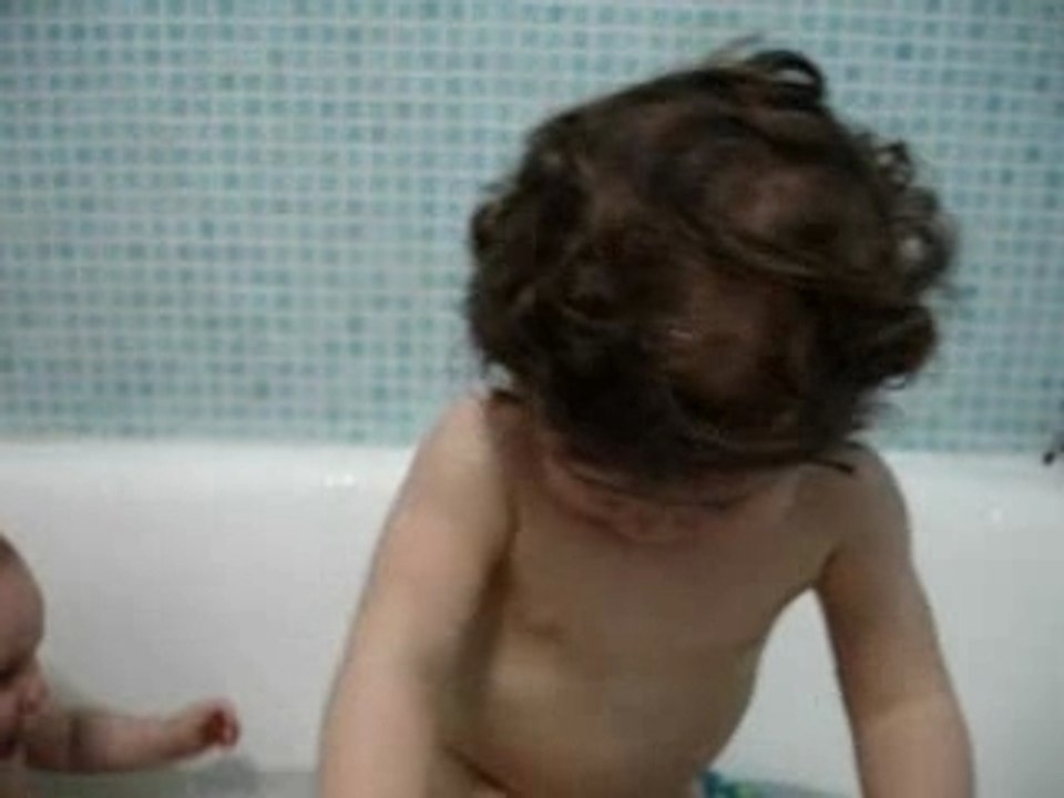 Gabrielle et Ella au bain