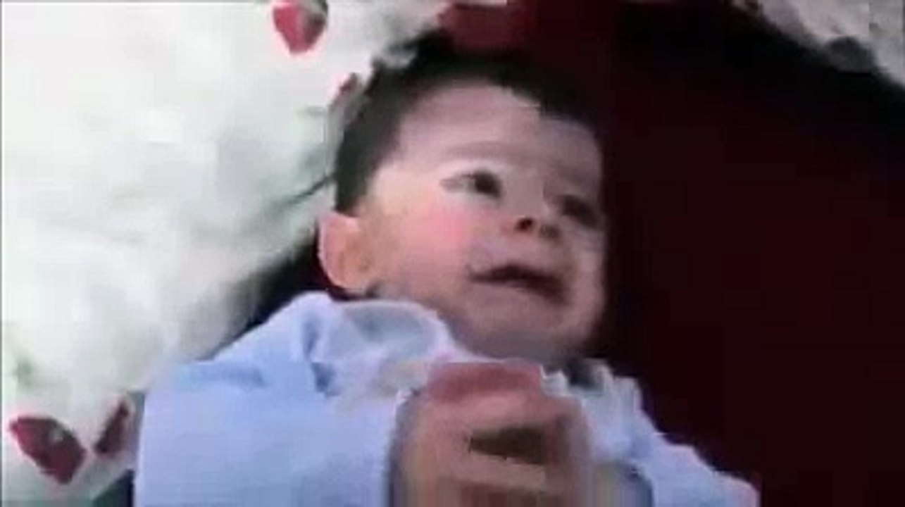 شاهد رد فعل «رضيع» عند سماع «القرآن».. والموسيقى!