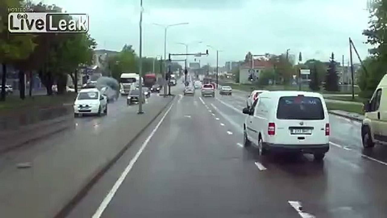 OMG! The Best car crash Ever!