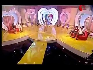 زوجة في غرفة النوم مع زوجها على المباشر في القناة الوطنية