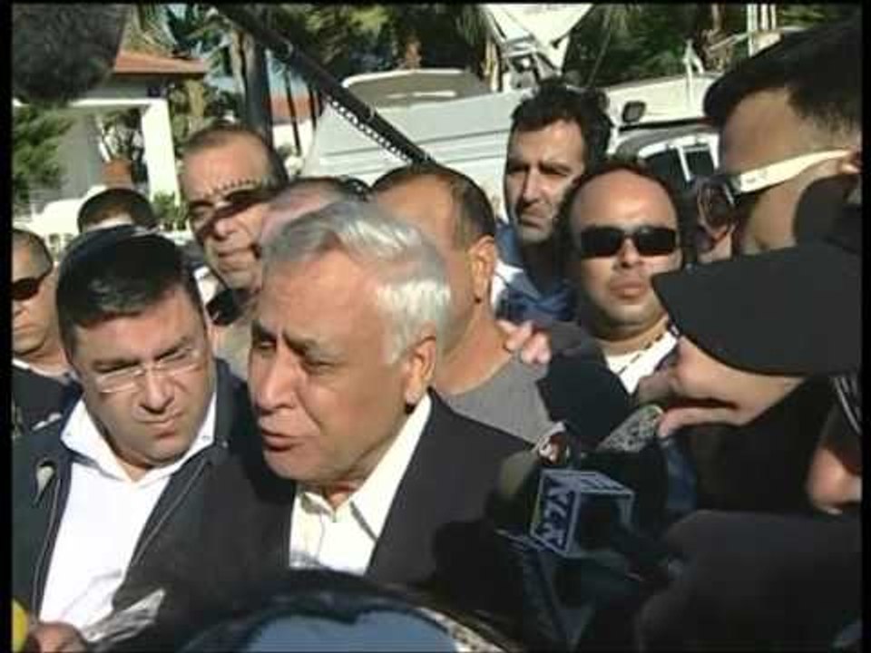 MOSHE KATSAV ISH PRESIDENTI IZRAELIT NIS TE VUAJE DENIMIN ME BURG LAJM