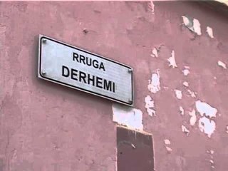 ZJARR NE TIRANE FLAKET I MARRIN JETEN 3 PJESETAREVE TE NJE FAMILJE LAJM