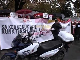 Скачать видео: PERPLASJE FIZIKE PROTESTA DEGJENERON NE DHUNE TE RRUGA PEDONALE LAJM