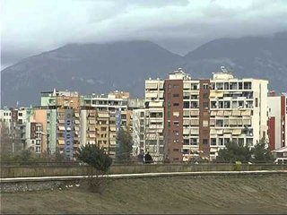 TREGU I APARTAMENTEVE KRIZA E EUROS SHTYN SHQIPTARET TE INVESTOJNE LAJM