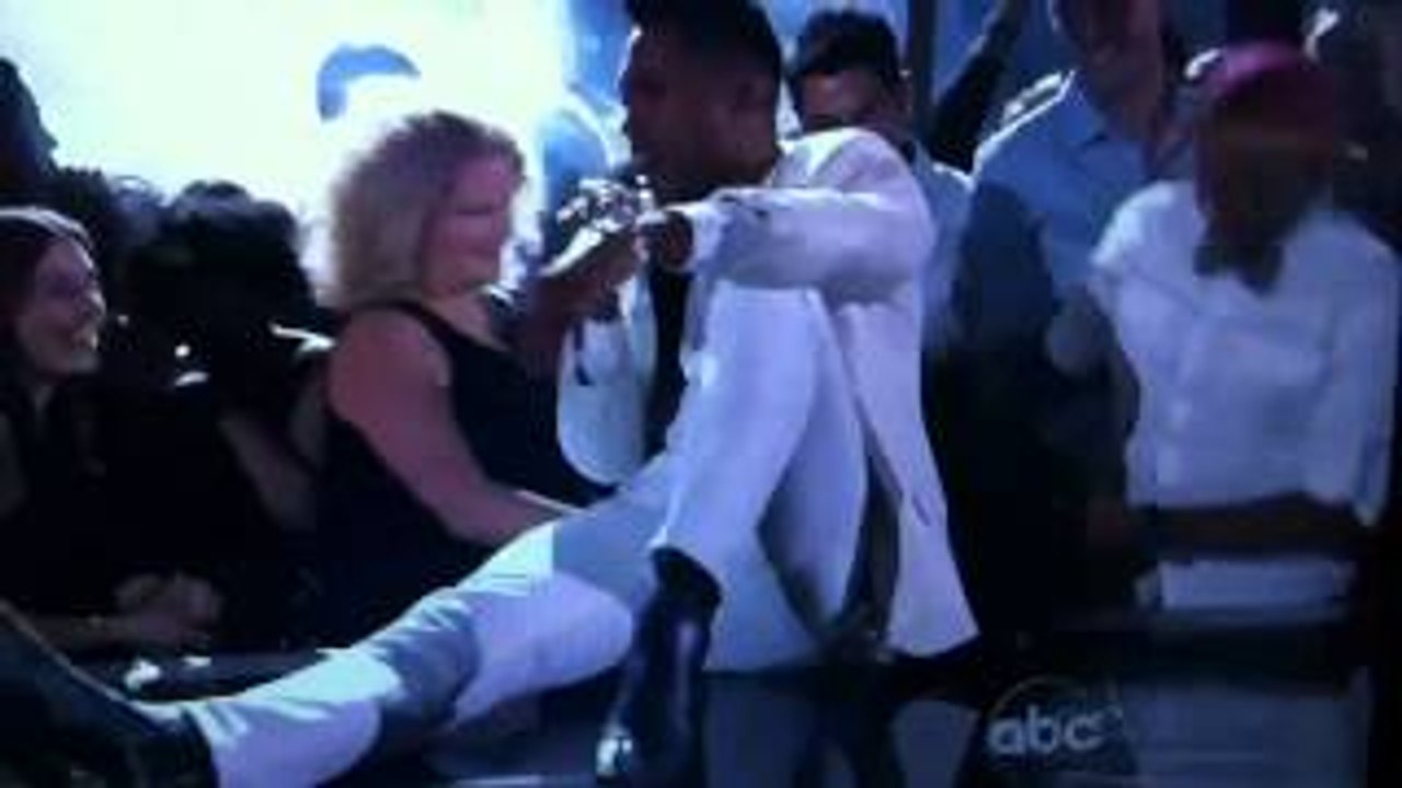 Miguel kicks two girls in the face at 2013 Billboards Music Awards (ORIGINAL)