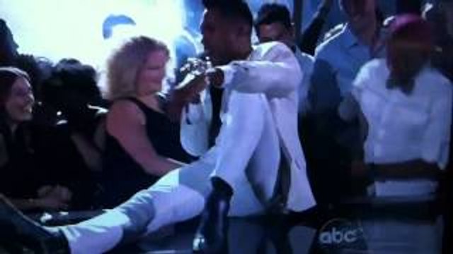 Miguel kicks two girls in the face at 2013 Billboards Music Awards (ORIGINAL)
