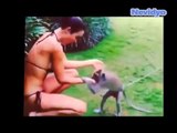 Maymun genç kızın Bikinisini çıkardı! ) Sapık maymun videola