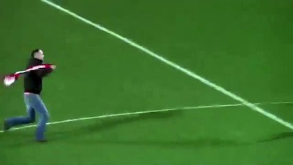 Adepto invade o campo para engraxar a bota de Mitroglou