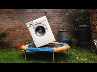 Стиральная машина с кирпичом внутри на батуте