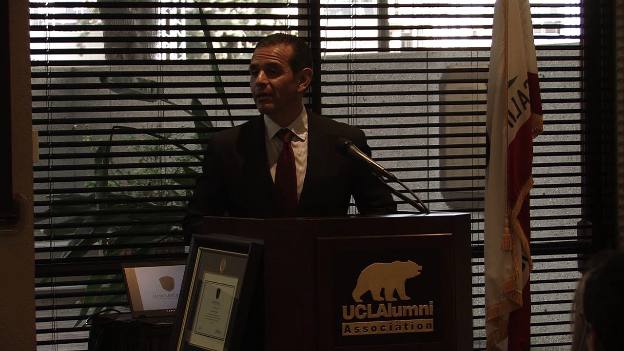 Mayor Antonio Villaraigosa talking to HonorSociety.org members