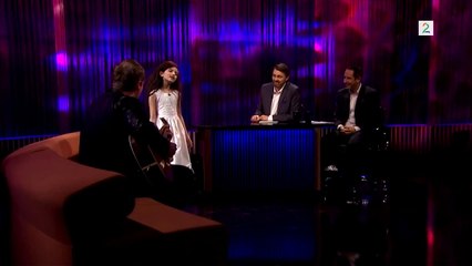 Menina de oito anos canta e encanta