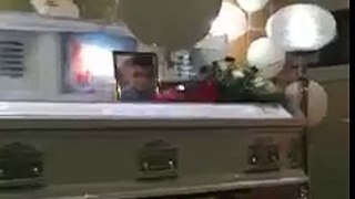 Cette maman pleure aux funérailles de son fils, mais regardez de plus près le ballon blanc