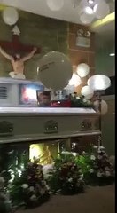 Cette maman pleure aux funérailles de son fils, mais regardez de plus près le ballon blanc