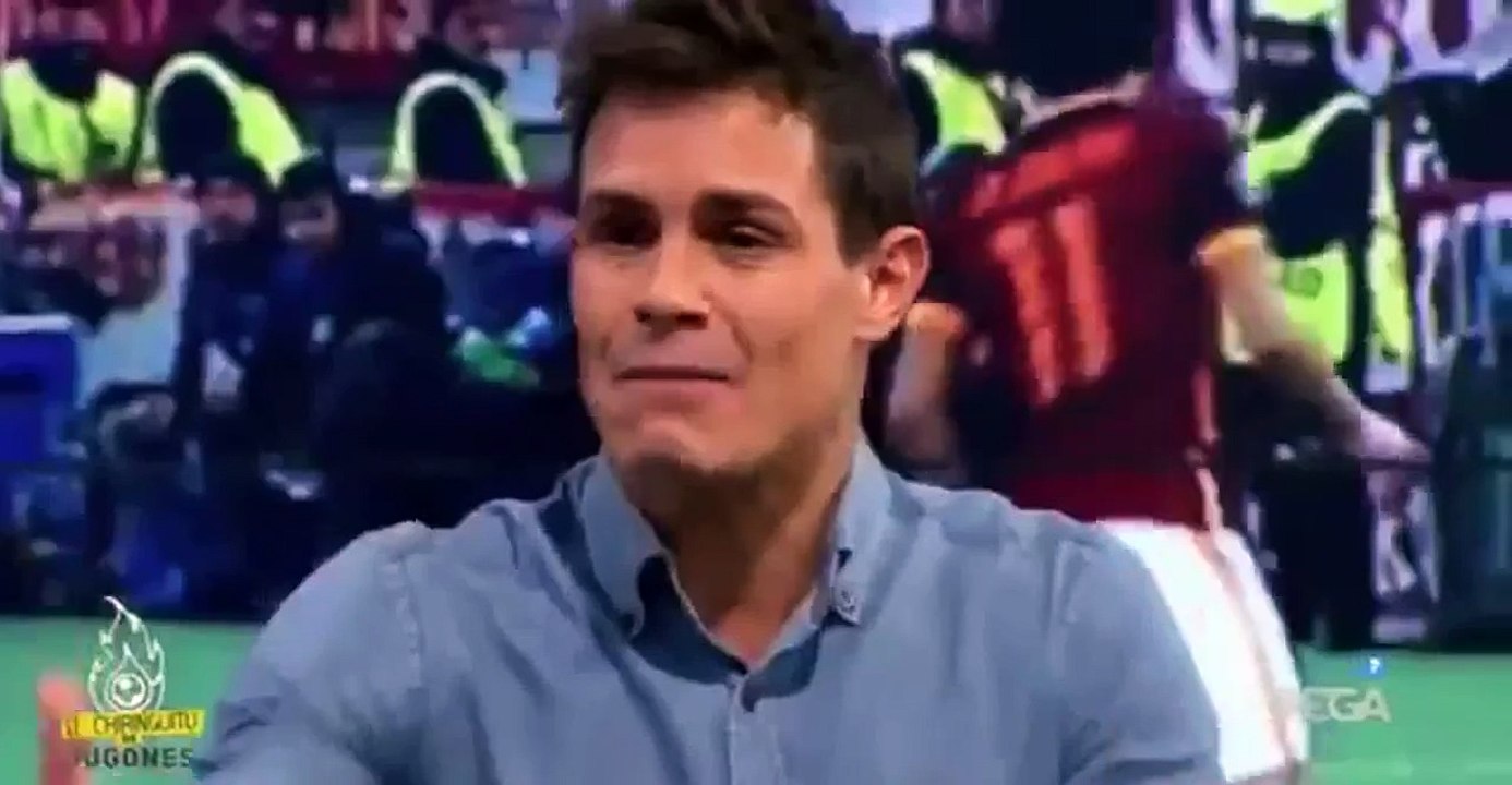 James Rodriguez le  acomodan el hombro durante el partido ante la Roma17 02 2016