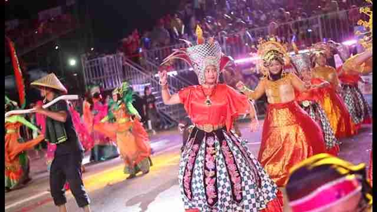 Singapur despide la fiesta del Año Nuevo Lunar con máscaras y disfraces