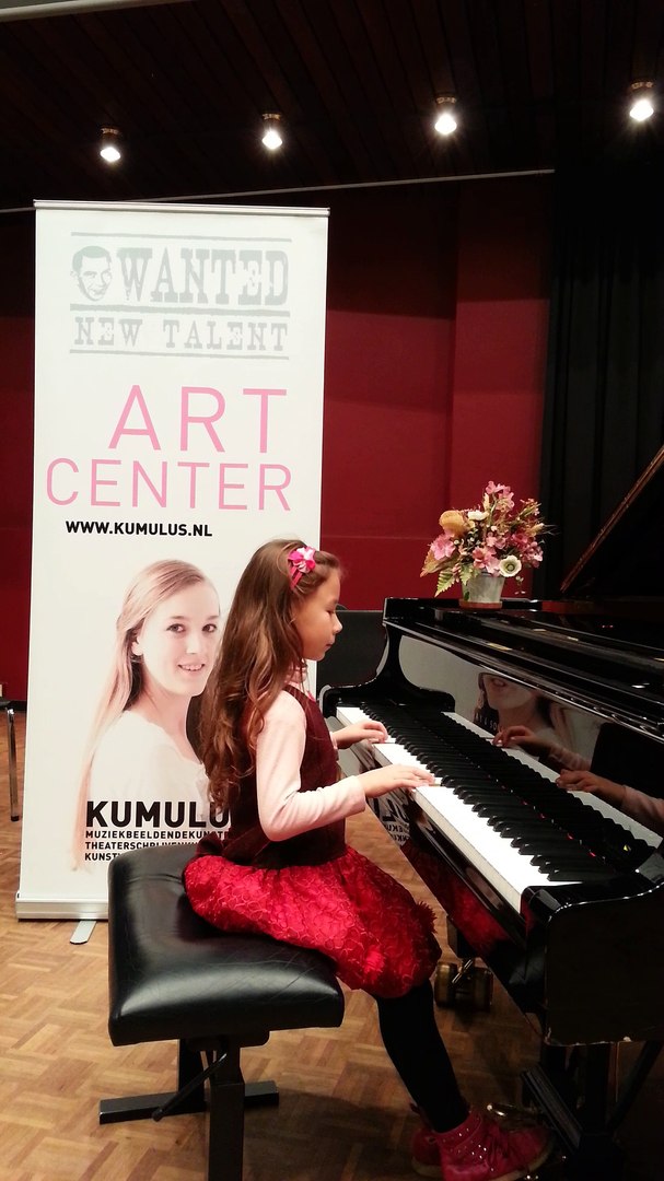 ⁣Chinese love song by 6 year old Xuanxuan