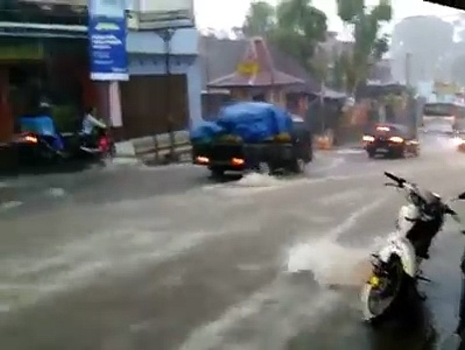 Motor Hanyut Kebawa Arus Banjir