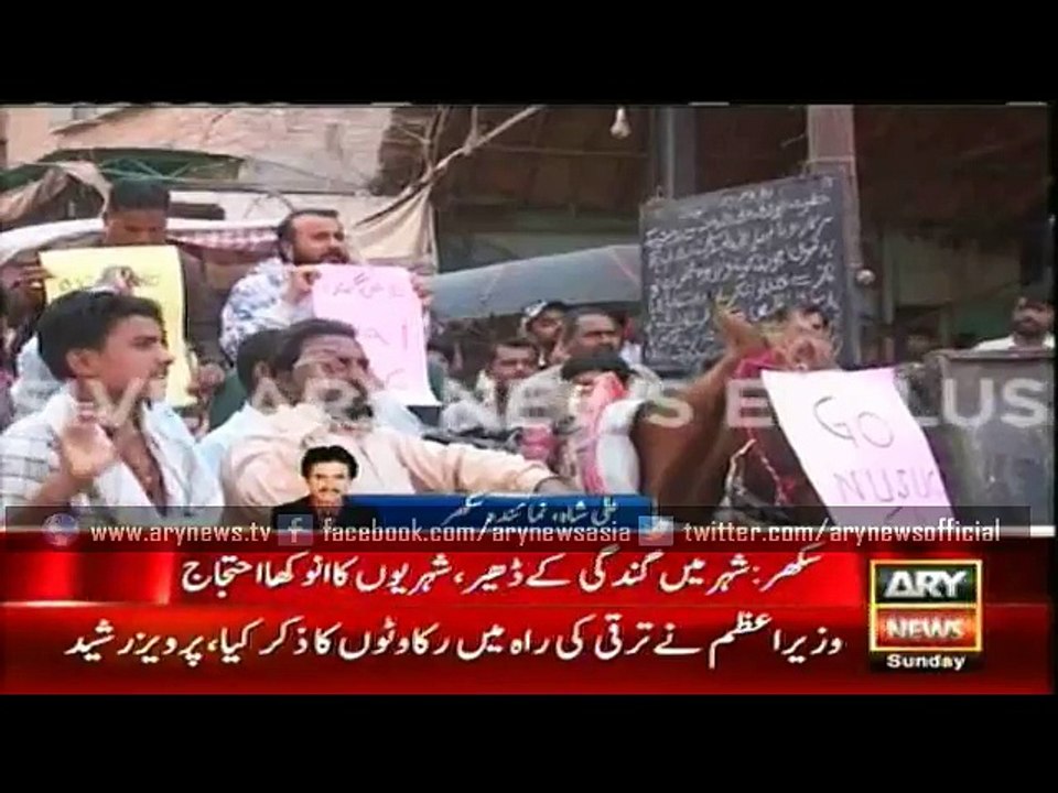 Citizens protest uniquely against litter on roads