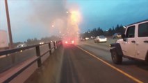 Une voiture prend feu sur l'autoroute et provoque une panique générale!