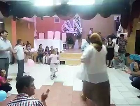 Küçük ablamız düğünde döktürüyor. Hobaaaa