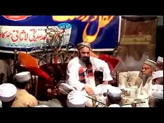 Peer gi apne mureedon main "Gaapen" chorte hoe