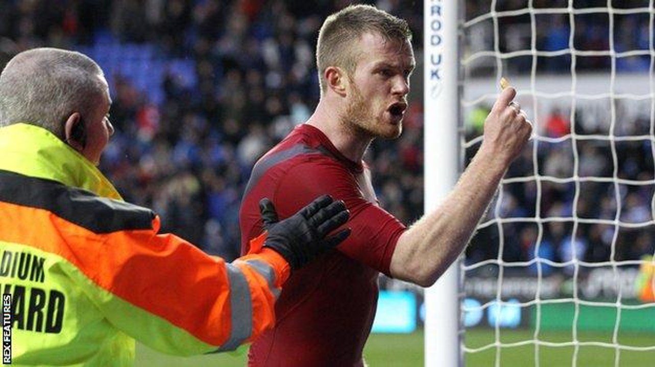 Chris Brunt frappé par une pièce jetée par un de ses supporters!