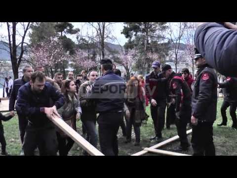 Report TV - Këndi te liqeni, shoqëria civile përplaset fizikisht me policinë