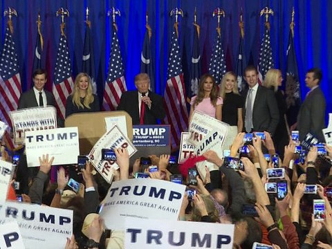 Primaires américaines: Clinton gagne, Donald Trump triomphe, Bush abandonne