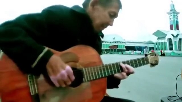 Бомж попросил дать сыграть на гитаре