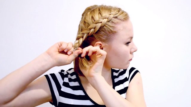 Две простых прически на короткие волосы