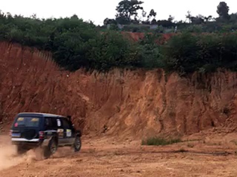4WD Extremely Skillful Hill Up