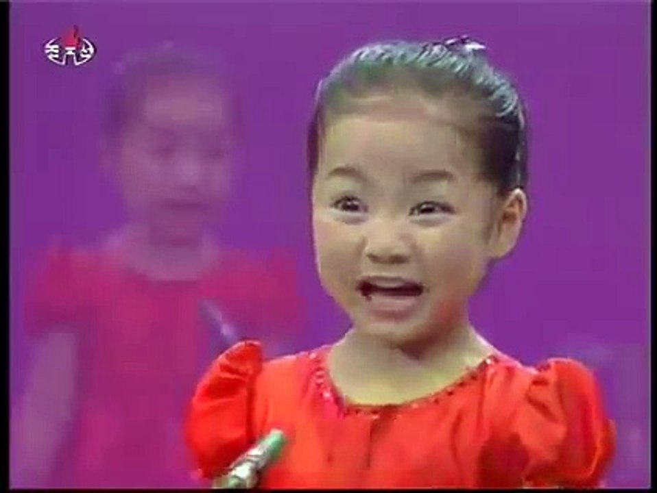 Little Chinese Girl singing with amazing expressions
