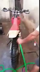 Cara Salah mencuci Motor