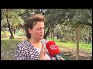 Dhuna e policisë. Polici godet një grua me shpullë, shkarkohet