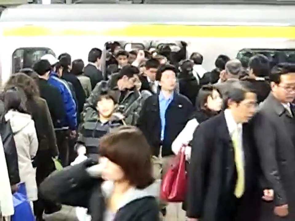 Buadaya Para Commuterline di Jepang Saat Mau Naik Ke Kereta