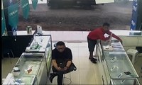 Seorang Pencuri Tertangkap CCTV Beraksi di Toko HP SS Cell Kotamobagu