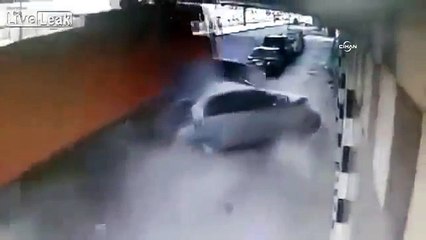 Kamyon yol kenarındaki araçları böyle ezdi