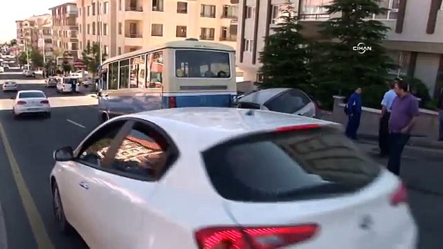 Dolmuşa çarpan otomobil iki lastik üzerinde asılı kaldı: